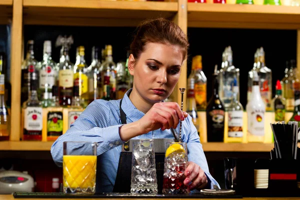 The bartender prepares cocktails at the bar — Stock Photo, Image