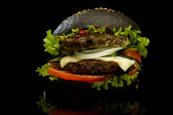 Black Burger auf schwarzem Hintergrund — Stockfoto