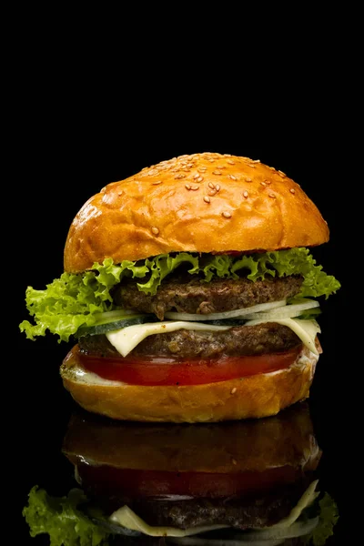 Burger auf schwarzem Hintergrund — Stockfoto