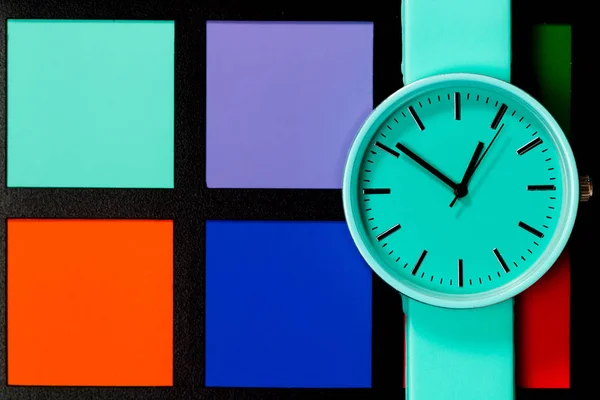 Horloge sur un fond coloré. L'abstraction. Minimalisme — Photo