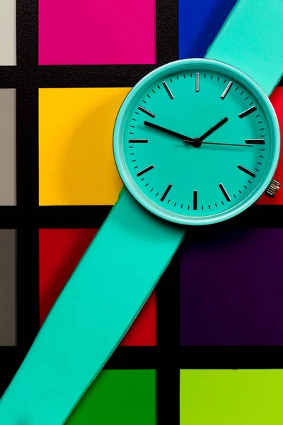 Horloge sur un fond coloré. L'abstraction. Minimalisme — Photo