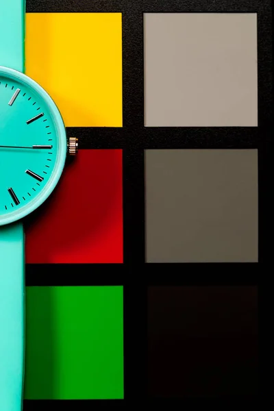 Zegar na kolorowym tle. Abstrakcji. Minimalizm — Zdjęcie stockowe