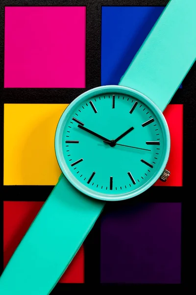 Horloge sur un fond coloré. L'abstraction. Minimalisme — Photo