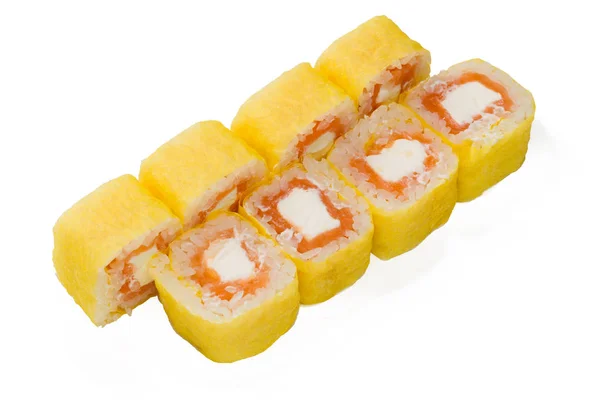 Cocina asiática. Cocina japonesa. Rollos de sushi sobre un fondo blanco — Foto de Stock