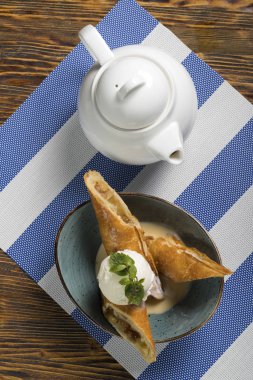 Tatlı tatlı. Elmalı turta, dondurma, nane ve deniz buckth.