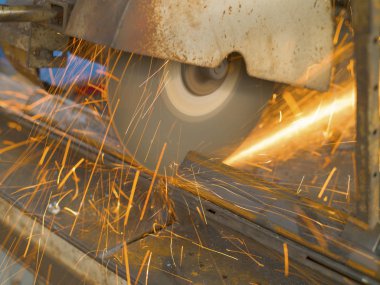 Metal işçiliği. Dairesel testere ile metal bir profil kesiyor. Natur.