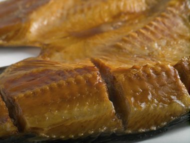 Beyaz arka planda sıcak tütsülenmiş sazan balığı