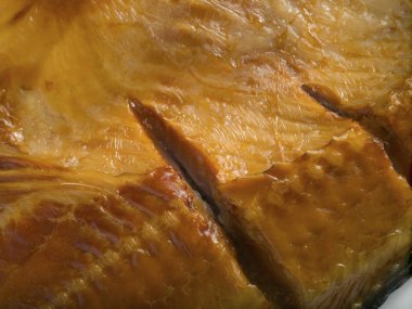 Beyaz arka planda sıcak tütsülenmiş sazan balığı