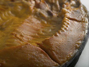 Soğuk füme balık. Soğuk füme altın sazan balığı.