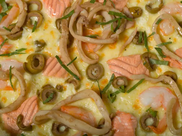 Seafood Pizza Pizza Shrimp Squid Red Fish Herbs Cheese Olives — Stock Photo, Image