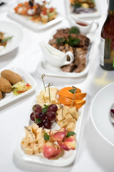 Banquet Menu Sliced Fruit Cheese Plate White Tablecloth — Stock Photo, Image