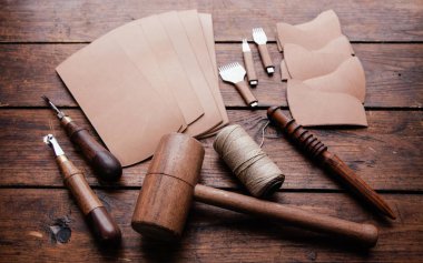 Ahşap masa üstünde leatherworks alet