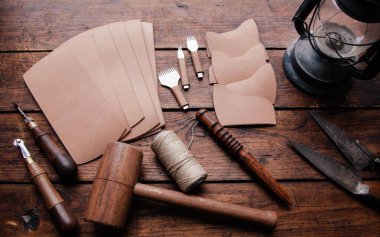 Ahşap masa üstünde leatherworks alet