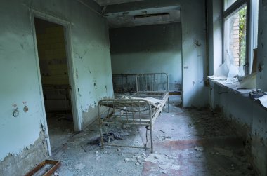 Chernobyl felaketinden sonra terk Pripyat Şehir Hastanesi