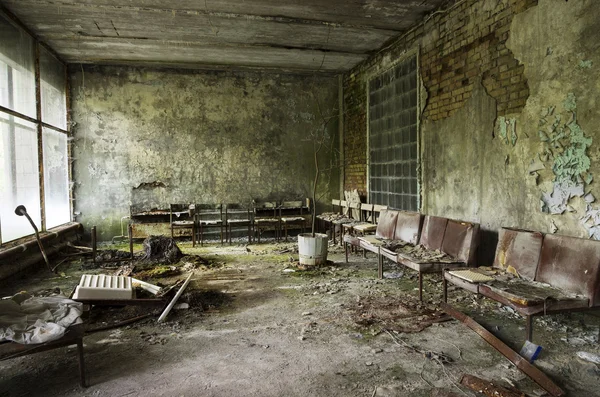 Ziekenhuis in Pripyat stad verlaten na de ramp in Tsjernobyl — Stockfoto