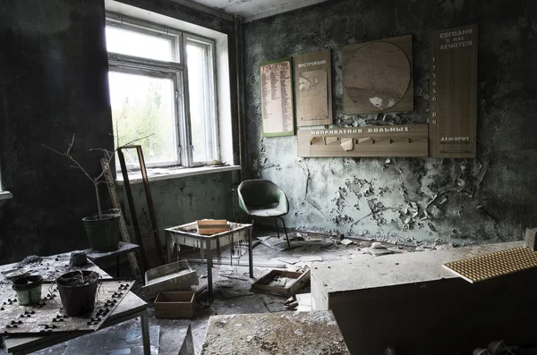 Ziekenhuis in Pripyat stad verlaten na de ramp in Tsjernobyl — Stockfoto