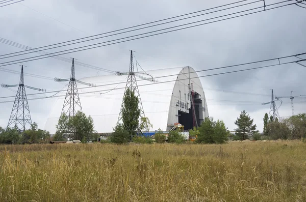 Le nouvel abri pour réacteurs de la centrale nucléaire de Tchernobyl Images De Stock Libres De Droits