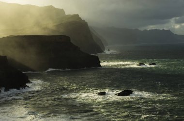 Madeira kayalıklarla gün batımında