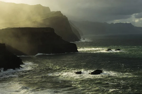 Madeira kayalıklarla gün batımında