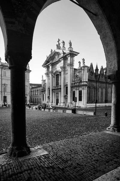 Kerk tussen twee kolommen, Mantova, Italië — Stockfoto