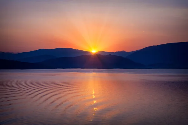 Okyanusun üzerinde güzel bir gün batımı. Denizde gün doğumu