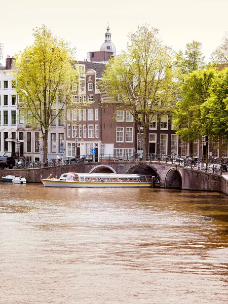 Gün batımından önce Amsterdam kanal. Amsterdam çok sermaye ve en