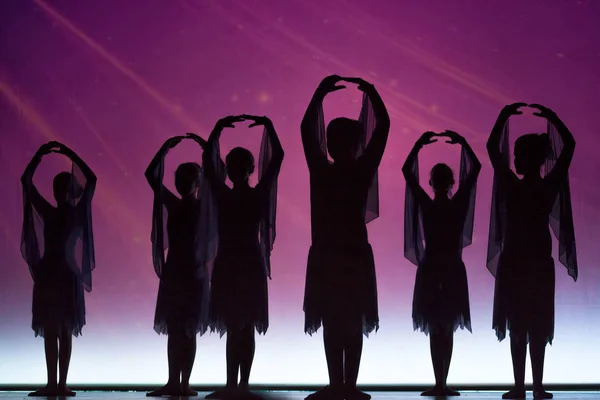 Genç tatlı kız mor arka önünde dans silüeti