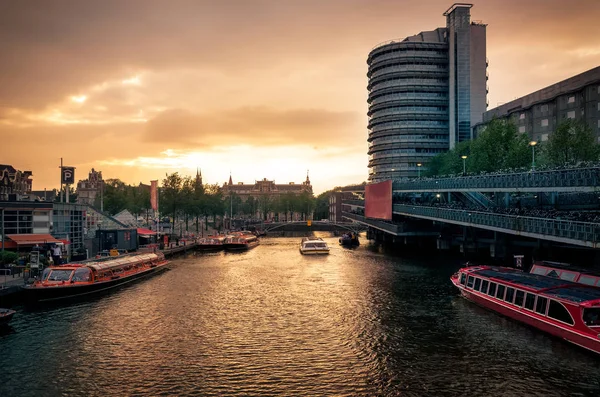 Sunset over the canals of Amsterdam — Stock Photo, Image