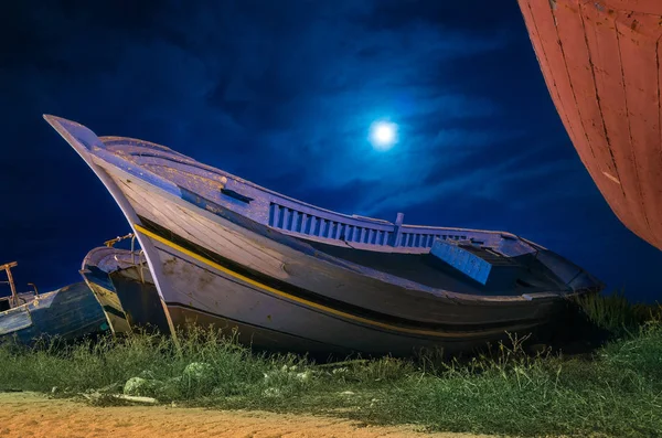 被遗弃的船使用的移民到达西西里岛的海岸 — 图库照片