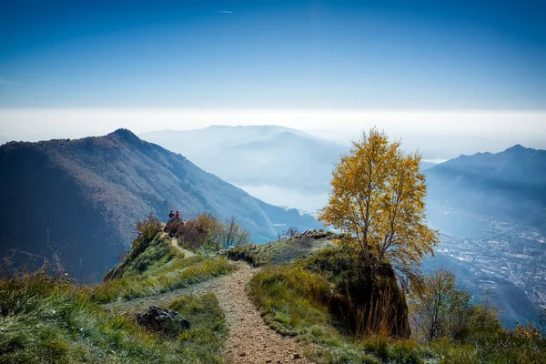 Uma bela vista de Lecco e lago de Como de Piani d 'Erna e — Fotografia de Stock