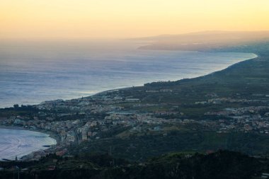 Catania Körfezi üzerinden günbatımı görüntülendi Taormina, Sicilya'dan bu