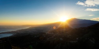 Etna Dağı yanardağ ve Körfez bölgesindeki Catania viewe günbatımı