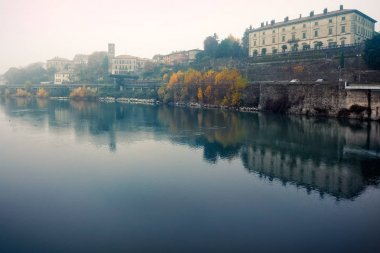 Adda Nehri boyunca sisli sonbahar gününde Vaprio d'Add vurdu.