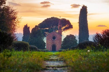 Kırmızı kilise Tenuta Pomelasca, Inverigo, Como eyaletinde, Bri