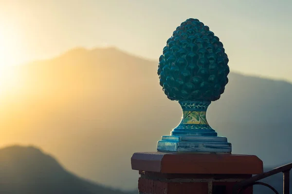 Çam kozalağı Sicilya seramik içinde. Anahat arka planda,