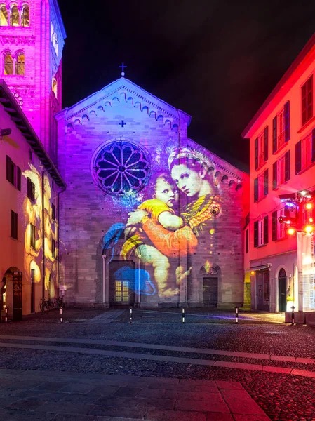 Basiliek van Saint Fedele, Como monumenten verlicht voor Kerstmis — Stockfoto