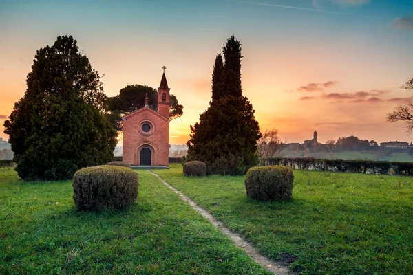 Kırmızı kilise Tenuta Pomelasca, Inverigo, Como eyaletinde, Bri