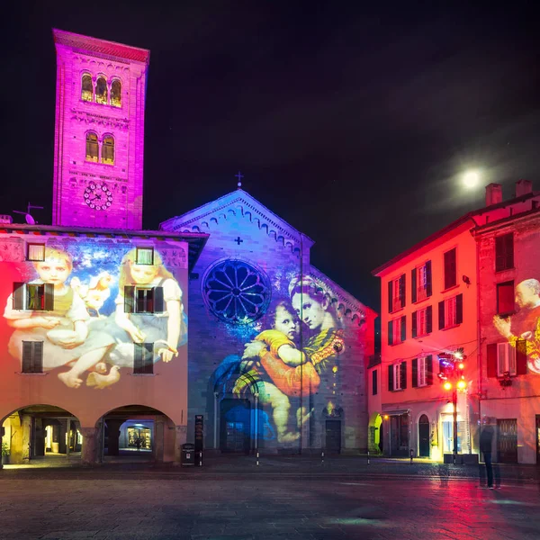 Como, Italië - 12e december 2017, Basiliek van Saint Fedele - Como monumenten verlicht voor Kerstmis — Stockfoto