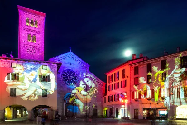 Como, İtalya - 12 Aralık 2017, Basilica of Saint Fedele - Noel için ışıklı Como anıtlar