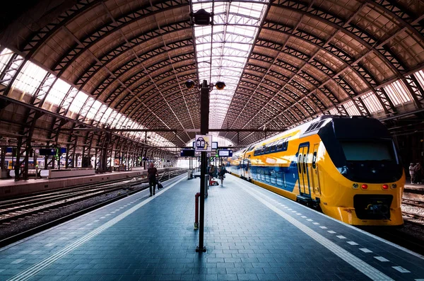 Amsterdam tåget stationen järnväg plattform, Nederländerna holländska — Stockfoto