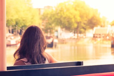 S koyunda dock izlerken bir bankta oturan genç kadın
