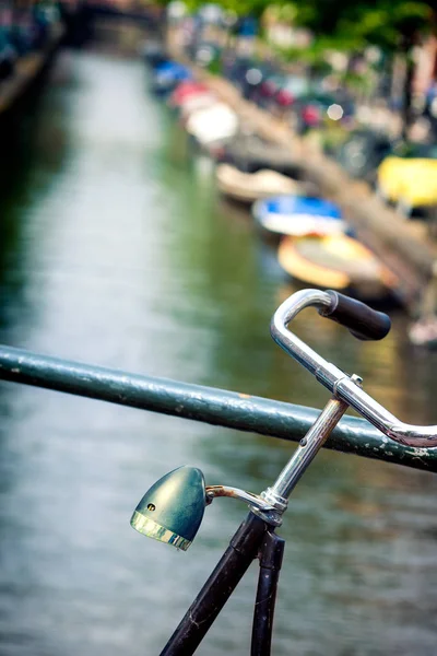 Kierownicy roweru z obecnie Lampa poiting dół między kanały — Zdjęcie stockowe