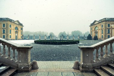 Geç kış kar yağışı Monza Royal Villa giriş