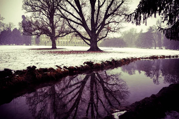 Inverno tardio nevasca no Parque de Monza e sua famosa Royal V — Fotografia de Stock