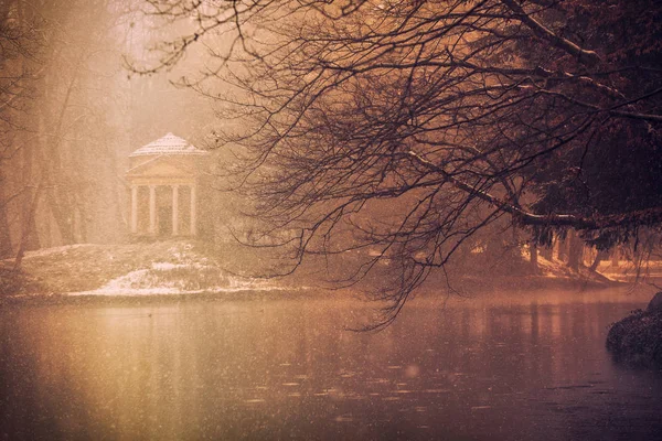 Monza Park winte tarafından çevrili bir havuzda küçük Tapınağı — Stok fotoğraf