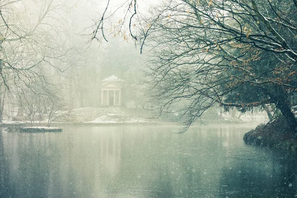 Pequeño templo en un estanque del Parque de Monza rodeado de winte — Foto de Stock