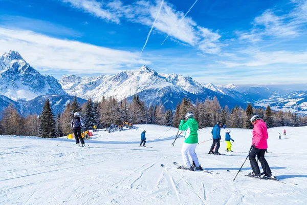 トレンティーノ ・ アルトの広告の高山のスキーおよびスノーボード — ストック写真