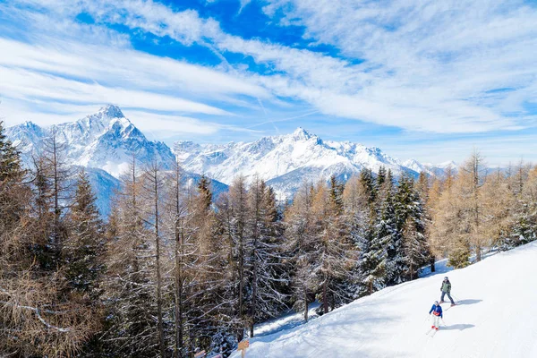 Ski dan snowboarding di pegunungan tinggi, dengan Trentino Alto Ad — Stok Foto