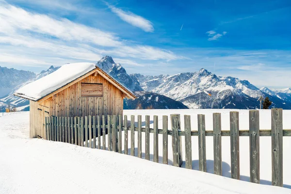 Pondok kecil tertutup salju di pegunungan Dolomites tinggi — Stok Foto