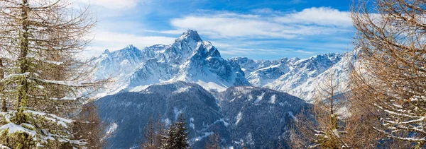 Панорамное изображение вершин Доломити в красивой зимней зоне — стоковое фото